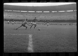 Fotografia "CAPEONATO [CAMPEONATO] CARIOCA DE 1963' (PROFISSIONAIS) (1º Turno) Jogo Famengo [Flamengo] x Campo Grande (5 x 0); Jogo Flamengo e Campo Grande, Reportagem de Esporte" ([Local n/d] , 1963) [negativo]. / Fotógrafo(a): Ribeiro; Demócrito.  -- ITEM-0025.