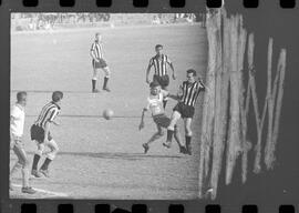 Fotografia "Jogos Campeonato Carioca; 'CAMPEONATO CARIOCA DE 1963' de PROFISSIONAIS (1º Turno) Jogos Vasco x Fluminense (3 x 1) Botafogo x Canto do Rio (3 x 0) America x Madureira (5 x 2) e Olaria x Portuguesa, Reportagem de Esporte" ([Local n/d] , 1963) [negativo]. / Fotógrafo(a): Equipe.  -- ITEM-0297.