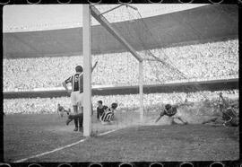 Fotografia "Futebol - R.J. (Copa Rio - 1951) (Maracanã) Juventus 2 (Itália) x Palmeiras 2 (Brasil), Repórter: Equipe, Seção: Esportes" ([Local n/d] , 1951) [negativo]. / Fotógrafo(a): Equipe.  -- ITEM-0014.