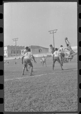 Fotografia "CAMPEONATO CARIOCA DE PROFISSIONAIS DE 1963 (1º TURNO) Jogos - Campeonato Carioca. Flamengo x Madureira (5 x 0) - Vasco x América (2 x 0) e Fluminense x Portuguesa (1 x 1). e Peter Kedzierski, homem voador dos EUA, (Vôo)" ([Local n/d] , 1963) [negativo]. / Fotógrafo(a): Equipe.  -- ITEM-0076.