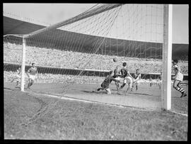 Fotografia "Esporte - futebol - Vasco x Palmeiras" ([Local n/d] , [Data n/d]) [negativo]. / Fotógrafo(a): Ângelo.  -- ITEM-0012.