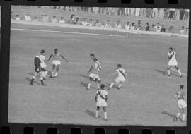 Fotografia "CAMPEONATO CARIOCA DE PROFISSIONAIS DE 1963 (1º TURNO) Jogos - Campeonato Carioca. Flamengo x Madureira (5 x 0) - Vasco x América (2 x 0) e Fluminense x Portuguesa (1 x 1). e Peter Kedzierski, homem voador dos EUA, (Vôo)" ([Local n/d] , 1963) [negativo]. / Fotógrafo(a): Equipe.  -- ITEM-0030.