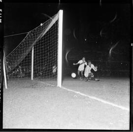 Fotografia "Futebol - Brasil x Paraguai" ([Local n/d] , [Data n/d]) [negativo]. / Fotógrafo(a): Equipe.  -- ITEM-0014.