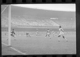 Fotografia "CAMPEONATO CARIOCA DE PROFISSIONAIS DE 1963 (1º TURNO) Jogos - Campeonato Carioca. Flamengo x Madureira (5 x 0) - Vasco x América (2 x 0) e Fluminense x Portuguesa (1 x 1). e Peter Kedzierski, homem voador dos EUA, (Vôo)" ([Local n/d] , 1963) [negativo]. / Fotógrafo(a): Equipe.  -- ITEM-0109.