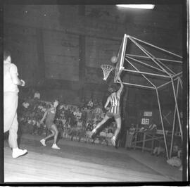 Fotografia "CAMP. BRAS. BASQUETE; 'BASQUETE = CAMPEONATO BRASILEIRO RALIZADO [REALIZADO] EM BRASÍLIA. BRASÍLIA - Campeonato Brasileiro de Basquete (Fases de jogos)" ([Local n/d] , 1963) [negativo]. / Fotógrafo(a): Neville.  -- ITEM-0011.