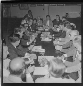 Fotografia "Presidente de clubes com diretores de TV; REUNIÃO DOS CLUBES DE FUTEBOL (DIRETORES) E DIRETORES DE TVS PARA RESOLVEREM O CASO DO CAMPEONATO DE FUTEBOL E TELEVISAMENTO_ HAVELANCE PRESIDIU" ([Local n/d] , 1961) [negativo]. / Fotógrafo(a): Demócrito.  -- ITEM-0002.