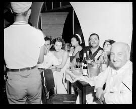 Fotografia "Reportagem sobre o carnaval no dia 31 de dezembro de 1952" ([Local n/d] , 1952) [negativo]. / Fotógrafo(a): Jader Neves.  -- ITEM-0010.