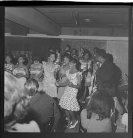 Fotografia "RONDA DAS BUATES [BOITES]; 'RONDA DAS BOITES' ' BOITE AU BON GOUUMET [GOURMET]' 'Ronda das Buartes [Boates]' (Apresentação de Monsueto e suas pastoras), Reportagem de Eli" ([Local n/d] , 1963) [negativo]. / Fotógrafo(a): Roberto.  -- ITEM-0001.