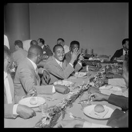 Fotografia "Banquete de 'Última Hora' em homenagem ao Vasco da Gama e Ademar Ferreira da Silva" ([Local n/d] , [Data n/d]) [negativo]. / Fotógrafo(a): Demócrito e Estrela.  -- ITEM-0070.