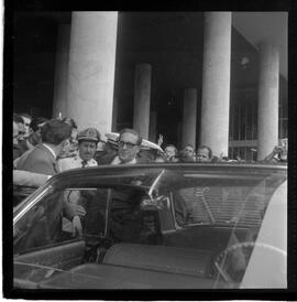 Fotografia "Carlos Lacerda - chegando de Porto Alegre; Chegada de Carlos Lacerda, Reportagem de Caban" ([Local n/d] , 1963) [negativo]. / Fotógrafo(a): Ribeiro.  -- ITEM-0008.