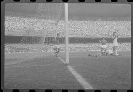 Fotografia "Jogos Campeonato Carioca; 'CAMPEONATO CARIOCA DE 1963' de PROFISSIONAIS (1º Turno) Jogos Vasco x Fluminense (3 x 1) Botafogo x Canto do Rio (3 x 0) America x Madureira (5 x 2) e Olaria x Portuguesa, Reportagem de Esporte" ([Local n/d] , 1963) [negativo]. / Fotógrafo(a): Equipe.  -- ITEM-0126.