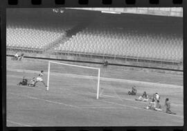 Fotografia "CAMPEONATO CARIOCA DE PROFISSIONAIS DE 1963' (1º Turno) Jogo Bangú x S. Cristovão (3 x 0)" ([Local n/d] , 1963) [negativo]. / Fotógrafo(a): Rodolfo.  -- ITEM-0017.