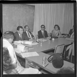 Fotografia "Reunião Secretários de Educação, em Brasília c/ Presid. Jango; Reunião dos Secretários de Educação com o Presidente Jango, em Brasília com a presença do Ministro Paulo de Tarso, Reportagem de Sucrusal [Sucursal]" ([Local n/d] , 1963) [negativo]. / Fotógrafo(a): Novelli.  -- ITEM-0005.