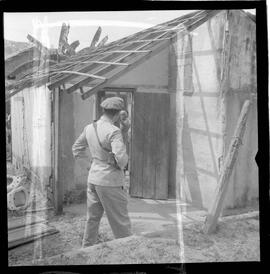 Fotografia "FAVELAS' Despejo de Favelas em Bonsucesso (Favela Nova Brasília em Bonsucesso), Reportagem de Paulo Cordeiro" ([Local n/d] , 1963) [negativo]. / Fotógrafo(a): Ribeiro.  -- ITEM-0002.