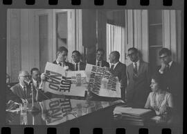 Fotografia "CPI [QUE] INVESTIGA ORGANISMO DE PRESSÃO AO CONGRESSO' C.P.I. Depoimento de Carlos Lacerda, Reportagem de Nelson Silva" ([Local n/d] , 1963) [negativo]. / Fotógrafo(a): Paulo Reis.  -- ITEM-0018.