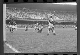 Fotografia "Jogos Campeonato Carioca; 'CAMPEONATO CARIOCA DE 1963' de PROFISSIONAIS (1º Turno) Jogos Vasco x Fluminense (3 x 1) Botafogo x Canto do Rio (3 x 0) America x Madureira (5 x 2) e Olaria x Portuguesa, Reportagem de Esporte" ([Local n/d] , 1963) [negativo]. / Fotógrafo(a): Equipe.  -- ITEM-0216.