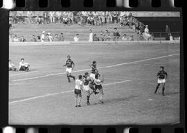 Fotografia "CAPEONATO [CAMPEONATO] CARIOCA DE 1963' (PROFISSIONAIS) (1º Turno) Jogo Famengo [Flamengo] x Campo Grande (5 x 0); Jogo Flamengo e Campo Grande, Reportagem de Esporte" ([Local n/d] , 1963) [negativo]. / Fotógrafo(a): Ribeiro; Demócrito.  -- ITEM-0102.