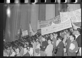 Fotografia "Conflitos' Conflitos - Passeatas - Polícia militar agride povo na Leopoldina - á favor das reformas de bases" ([Local n/d] , 1963) [negativo]. / Fotógrafo(a): Paulo; Venê; André; Alvaro; Pinto.  -- ITEM-0030.