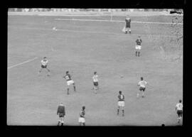 Fotografia "CAPEONATO [CAMPEONATO] CARIOCA DE 1963' (PROFISSIONAIS) (1º Turno) Jogo Famengo [Flamengo] x Campo Grande (5 x 0); Jogo Flamengo e Campo Grande, Reportagem de Esporte" ([Local n/d] , 1963) [negativo]. / Fotógrafo(a): Ribeiro; Demócrito.  -- ITEM-0068.