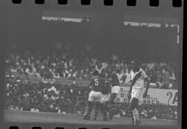 Fotografia "Jogos Campeonato Carioca; 'CAMPEONATO CARIOCA DE 1963' de PROFISSIONAIS (1º Turno) Jogos Vasco x Fluminense (3 x 1) Botafogo x Canto do Rio (3 x 0) America x Madureira (5 x 2) e Olaria x Portuguesa, Reportagem de Esporte" ([Local n/d] , 1963) [negativo]. / Fotógrafo(a): Equipe.  -- ITEM-0039.