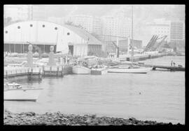 Fotografia "Yate Club - Deputados Estaduais para Ilha de Brocoio; CLUBE IATE = EMBARQUE DE ALGUNS PARLAMENTARES CONVIDADOS DE CARLOS LACERDA PARA ILA [ILHA] DE BROCOIO" ([Local n/d] , 1961) [negativo]. / Fotógrafo(a): Melo.  -- ITEM-0001.