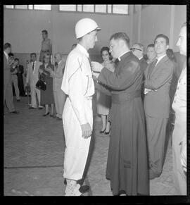 Fotografia "1- Páscoa dos surdos-mudos; 2- Reunião das Instituições de Previdência; 3- Condecoração de patrulheiros-mirins, [Reportagem?] com Celso Figueiredo" ([Local n/d] , [Data n/d]) [negativo]. / Fotógrafo(a): Orlando.  -- ITEM-0001.