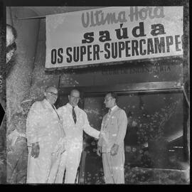 Fotografia "Banquete oferecido por 'UH' ao Vasco da Gama, super-campeão carioca de 1958, Esportes" ([Local n/d] , 1958) [negativo]. / Fotógrafo(a): Equipe.  -- ITEM-0010.