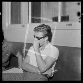 Fotografia "Entrevista com Ronaldo Castro (Caso Aída Curi), [Reportagem?] com Fraga e Ronaldo na redação (Veneziano)" ([Local n/d] , [Data n/d]) [negativo]. / Fotógrafo(a): Odyr e A. Veneziano.  -- ITEM-0018.