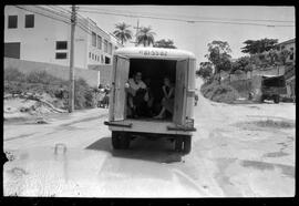 Fotografia "Banho a fantasia em Ramos e homenagem a Última Hora na Ilha do Governador" ([Local n/d] , [Data n/d]) [negativo]. / Fotógrafo(a): Rodo.  -- ITEM-0023.