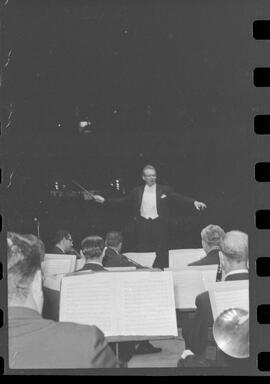 Fotografia "C/ Antonio Carlos Festival de Wagner (concerto musical); 'FESTIVAL DE WAGNER' Festival Wagner (realizado no Maracanãzinho), Reportagem de Antonio Carlos" ([Local n/d] , 1963) [negativo]. / Fotógrafo(a): Roberto.  -- ITEM-0006.