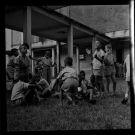 Fotografia " Suíte' da greve dos cegos, [Reportagem?] com Paulo Siqueira" ([Local n/d] , [Data n/d]) [negativo]. / Fotógrafo(a): Ribeiro.  -- ITEM-0017.