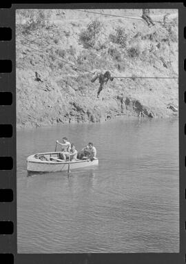 Fotografia "Manobras em Ribeirão das Lages (Paraquedistas: Sobrevivência na Selva operação); 'PARAQUEDISTAS' PARAQUEDISTAS em manobra em Ribeirão das Lages" ([Local n/d] , 1963) [negativo]. / Fotógrafo(a): Méra; Caban.  -- ITEM-0040.