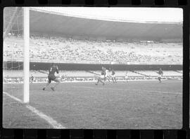 Fotografia "FLUMINENSE X BONSUCESSO; 'CAPEONATO [CAMPEONATO] CARIOCA DE FUTEBOL PROFISSIONAIS' Jogo no Maracanã - Fluminense x Bonsucesso (3x0), sendo que este jogo foi anulado devido a irregularidade havida), Reportagem de Esporte" ([Local n/d] , 1963) [negativo]. / Fotógrafo(a): Demócrito; Ribeiro.  -- ITEM-0018.