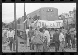 Fotografia "Conflitos' Conflitos - Passeatas - Polícia militar agride povo na Leopoldina - á favor das reformas de bases" ([Local n/d] , 1963) [negativo]. / Fotógrafo(a): Paulo; Venê; André; Alvaro; Pinto.  -- ITEM-0044.