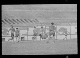 Fotografia "FUTEBOL = FLAMENGO F.C.' treino do Flamengo no Campo do Vasco da Gama" ([Local n/d] , 1963) [negativo]. / Fotógrafo(a): Demócrito Bezerra.  -- ITEM-0006.