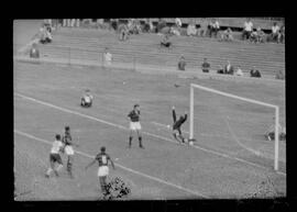 Fotografia "CAPEONATO [CAMPEONATO] CARIOCA DE 1963' (PROFISSIONAIS) (1º Turno) Jogo Famengo [Flamengo] x Campo Grande (5 x 0); Jogo Flamengo e Campo Grande, Reportagem de Esporte" ([Local n/d] , 1963) [negativo]. / Fotógrafo(a): Ribeiro; Demócrito.  -- ITEM-0074.