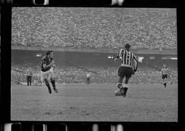 Fotografia "FUTEBOL = 'CAMPEONATO CARIOCA DE PROFISSIONAIS' Jogo Flamengo x Botafogo (3 x 1), America x Portuguesa (2 x 1), Madureira x Bangu (1 x 2), C. Grande x S. Cristovão (1 x 0) e C. Rio x Olaria (1 x 7), Reportagem de Esporte" ([Local n/d] , 1963) [negativo]. / Fotógrafo(a): Equipe.  -- ITEM-0261.