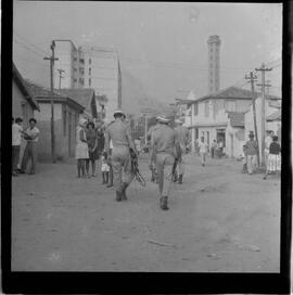 Fotografia "Blitz' na Favela do Esqueleto c/ Broxado; 'BATIDAS POLICIAIS' 'Blitz', na Favela do Esqueleto contra os moradores, Reportagem de Broxada" ([Local n/d] , 1963) [negativo]. / Fotógrafo(a): Ferreira.  -- ITEM-0002.