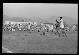 Fotografia "CAMPEONATO CARIOCA DE PROFISSIONAIS DE 1963' (1º TURNO) Jogo Botafogo x Campo Grande (2 x 0)" ([Local n/d] , 1963) [negativo]. / Fotógrafo(a): Demócrito; Ribeiro.  -- ITEM-0037.