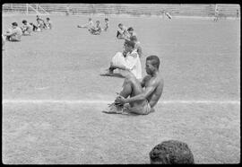 Fotografia "Futebol - R.J. (Equipe do Fluminense, 1952), Seção: Esportes" ([Local n/d] , 1952) [negativo]. / Fotógrafo(a): Equipe.  -- ITEM-0049.