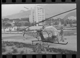 Fotografia "CAMPEONATO CARIOCA DE PROFISSIONAIS DE 1963' (1º Turno) Jogo Vasco da Gama x Olaria (1 x 0) no Maracanã" ([Local n/d] , 1963) [negativo]. / Fotógrafo(a): Demócrito; Ribeiro.  -- ITEM-0070.