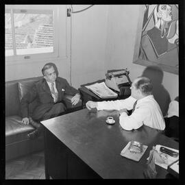 Fotografia "Visita do Ministro do Trabalho a 'Última Hora', [Reportagem?] com Paulo Silveira" ([Local n/d] , [Data n/d]) [negativo]. / Fotógrafo(a): Luiz Santos.  -- ITEM-0004.
