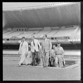 Fotografia "Visita do Lacerda ao Estádio do Maracanã c/ Antonio Carlos; LACERDA.. Carlos - visita Mstadio do Maracanã - para ver ver as obras - que foram iniciadas com Sete Camaras" ([Local n/d] , 1961) [negativo]. / Fotógrafo(a): Ribeiro.  -- ITEM-0018.