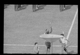 Fotografia "Jogos Campeonato Carioca; 'CAMPEONATO CARIOCA DE 1963' de PROFISSIONAIS (1º Turno) Jogos Vasco x Fluminense (3 x 1) Botafogo x Canto do Rio (3 x 0) America x Madureira (5 x 2) e Olaria x Portuguesa, Reportagem de Esporte" ([Local n/d] , 1963) [negativo]. / Fotógrafo(a): Equipe.  -- ITEM-0055.