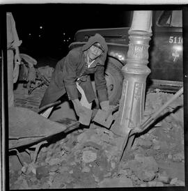 Fotografia "Frio' Reportagem s/ 'Frio', Reportagem de Waldinar" ([Local n/d] , 1963) [negativo]. / Fotógrafo(a): José Gomes.  -- ITEM-0002.