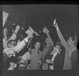 Fotografia "Conflitos' Conflitos - Passeatas - Polícia militar agride povo na Leopoldina - á favor das reformas de bases" ([Local n/d] , 1963) [negativo]. / Fotógrafo(a): Paulo; Venê; André; Alvaro; Pinto.  -- ITEM-0106.