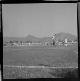 Fotografia "FUTEBOL = 'CAMPEONATO CARIOCA DE PROFISSIONAIS' Jogo Flamengo x Botafogo (3 x 1), America x Portuguesa (2 x 1), Madureira x Bangu (1 x 2), C. Grande x S. Cristovão (1 x 0) e C. Rio x Olaria (1 x 7), Reportagem de Esporte" ([Local n/d] , 1963) [negativo]. / Fotógrafo(a): Equipe.  -- ITEM-0335.