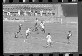 Fotografia "Campeonato Carioca de Profissionais de 63 (1° Turno) Esporte - jogo Fluminense (1 x 0) Bonsucesso" ([Local n/d] , 1963) [negativo]. / Fotógrafo(a): Democrito.  -- ITEM-0022.