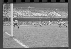 Fotografia "Jogos Campeonato Carioca; 'CAMPEONATO CARIOCA DE 1963' de PROFISSIONAIS (1º Turno) Jogos Vasco x Fluminense (3 x 1) Botafogo x Canto do Rio (3 x 0) America x Madureira (5 x 2) e Olaria x Portuguesa, Reportagem de Esporte" ([Local n/d] , 1963) [negativo]. / Fotógrafo(a): Equipe.  -- ITEM-0221.