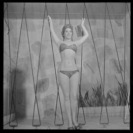 Fotografia "Reportagem Teatro Folis [Folies] - candidatas Concurso U.H" ([Local n/d] , [Data n/d]) [negativo]. / Fotógrafo(a): M. Barros.  -- ITEM-0002.